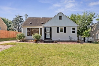 1212 Lealand Rd E, Maplewood, MN 55109