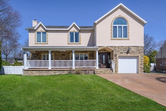 1023 Maple Ln, New Hyde Park, NY 11040