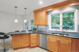35 Jordan Ln, Stamford, CT 06903