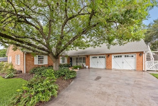 701 Peachtree Dr, Brenham, TX 77833