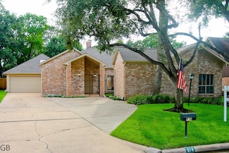 918 Longview Dr, Sugar Land, TX 77478