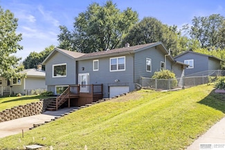 8915 Valley St, Omaha, NE 68124