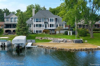 826 Wolverine Dr, Wolverine Lake, MI 48390