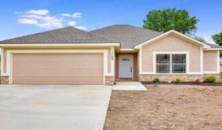 1214 N White Oaks Ln, Oak Grove, MO 64075
