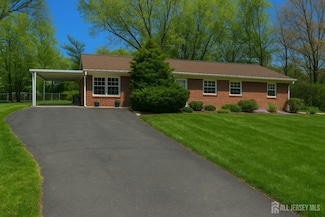 8 Delsey Rd, Kendall Park, NJ 08824