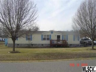 2209 Hunterwood Dr, Hickory, NC 28601
