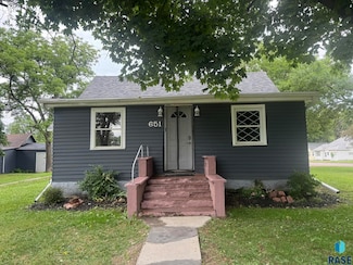 651 N 5th Ave, Canistota, SD 57012