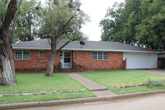 610 W Eden St, Munday, TX 76371