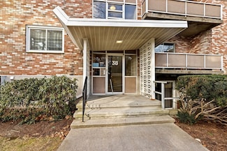38 Jacqueline Rd Unit B, Waltham, MA 02452