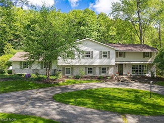 8130 Westhill Dr, Chagrin Falls, OH 44023