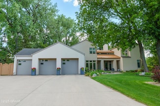 301 Woodland Cir, Grand Forks, ND 58201