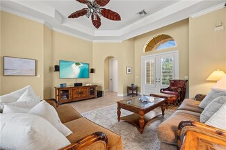 975 Tivoli Ct, Naples, FL 34104