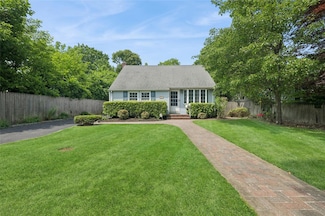 15 W Hemlock St, Islip, NY 11751