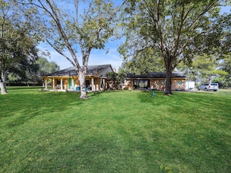 2022 Skrivanek Rd, Sealy, TX 77474