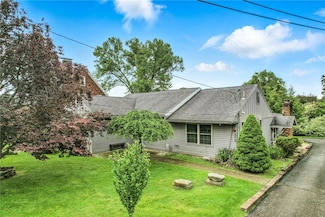 570 S 7th St, Sharpsville, PA 16150