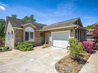 27 Putter Ct, Hendersonville, NC 28739