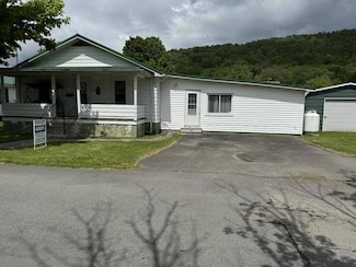 421 9th St, Rainelle, WV 25962