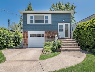 14 Marwood Rd S, Port Washington, NY 11050