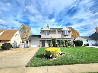 35 Arch Ln, Hicksville, NY 11801