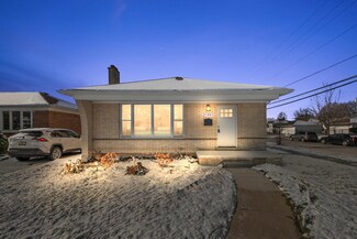 21991 Ridgedale St, Oak Park, MI 48237