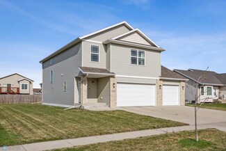 4013 10th St S, Moorhead, MN 56560