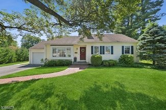 5 Country Ln, Mendham, NJ 07945