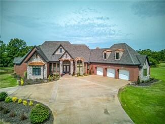 960 Governor Rd, Huntsville, AR 72740