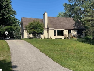 726 Highland Park Dr, Traverse City, MI 49686