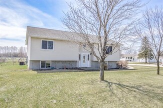 103 Phil Ln, Palo, IA 52324