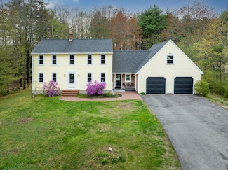 7 Canterbury Pines Dr, Gorham, ME 04038