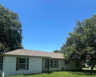 413 S Tyler St, Mc Gregor, TX 76657