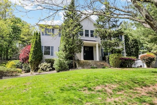9 Carriage Ln, Nanuet, NY 10954
