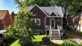 472 Kingston Dr, Saint Louis, MO 63125