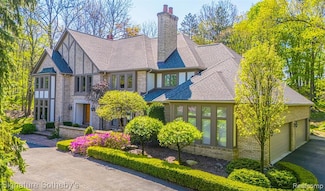 371 Pine Ridge Dr, Bloomfield Hills, MI 48304