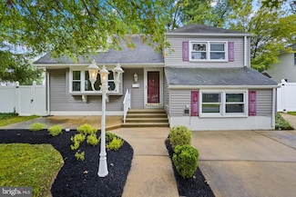 9 Shawnee Dr, Hamilton Township, NJ 08690