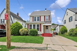 35 Juniper Ave, Mineola, NY 11501