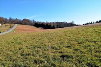 1131 Rosella Dr, Vandergrift, PA 15690
