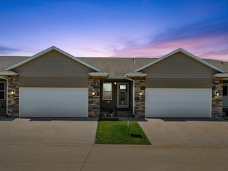 550 Meadow Oak Cir, Fairfax, IA 52228