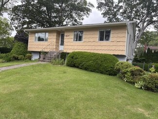 11 Hart St, Port Jefferson Station, NY 11776