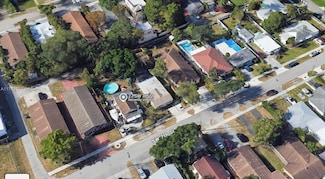 27 SW 7th St, Hallandale Beach, FL 33009