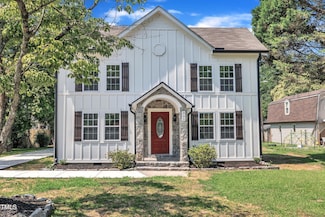 305 W Canary St, Dunn, NC 28334