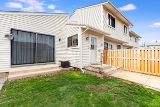 10 Wake Robin Ct Unit 1, Woodridge, IL 60517