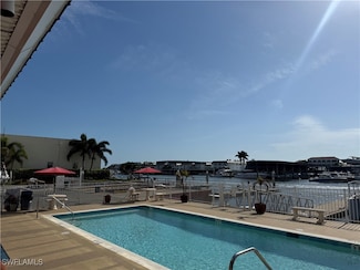 750 River Point Dr Unit 17, Naples, FL 34102