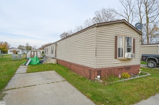 5488 Dockside Ct, Algonac, MI 48001