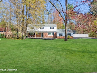14 Tanglewood Dr, Ballston Lake, NY 12019