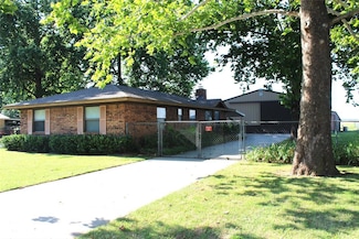 806 North St, Maysville, OK 73057
