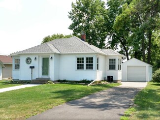114 8th St E, Glencoe, MN 55336