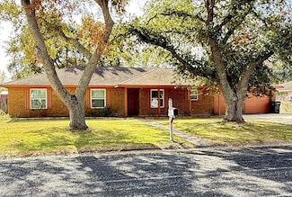 2205 James Ave, El Campo, TX 77437
