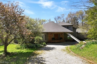 13540 Ledgebrook Ln, Chagrin Falls, OH 44022