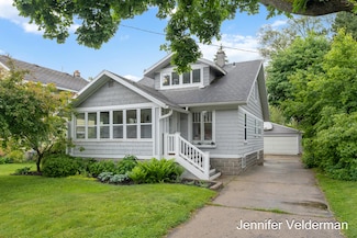 2071 Oakwood Ave NE, Grand Rapids, MI 49505